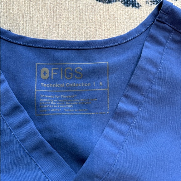 Figs Denim Blue Catarina scrub top and Basic Livingston scrub bottoms - Picture 7 of 9